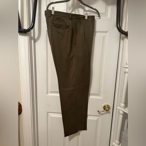 Size 36 x 30 silk Tommy Bahama pleated men’s pants.  Great condition.